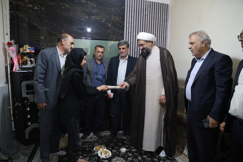 تجلیل نماینده ولی فقیه در استان همدان از خانواده شهدای آتش نشان