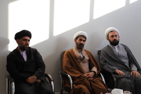 تصاویر/ نشست صمیمی نماینده ولی فقیه در آذربایجان شرقی با کادر مرکز تخصصی علامه امینی(ره) تبریز