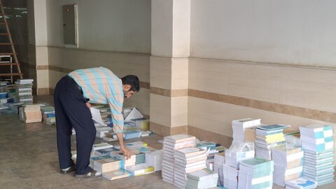 تصاویر/آغاز توزیع کتب درسی سال تحصیلی جدید در مدارس علمیه خواهران استان خوزستان