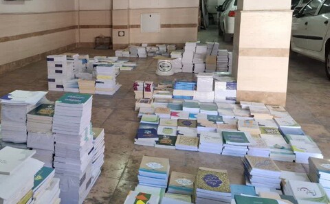 تصاویر/آغاز توزیع کتب درسی سال تحصیلی جدید در مدارس علمیه خواهران استان خوزستان