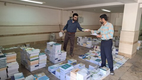 تصاویر/آغاز توزیع کتب درسی سال تحصیلی جدید در مدارس علمیه خواهران استان خوزستان