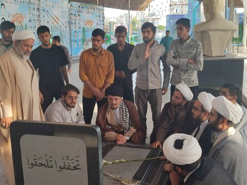 حضور طلاب مدرسه علمیه امام جعفر صادق(ع) زاهدان در مزار شهدای این شهرستان