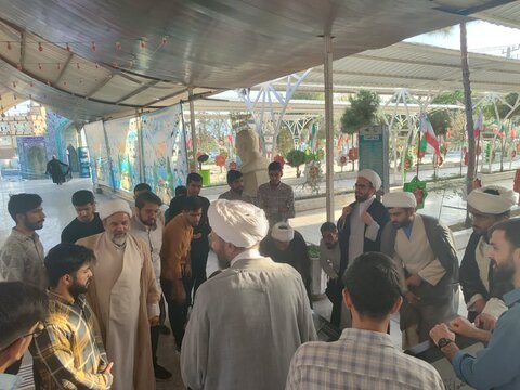 حضور طلاب مدرسه علمیه امام جعفر صادق(ع) زاهدان در مزار شهدای این شهرستان