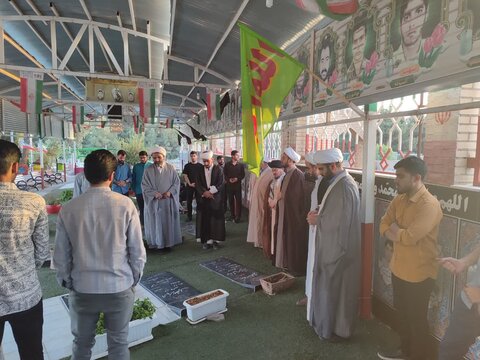 حضور طلاب مدرسه علمیه امام جعفر صادق(ع) زاهدان در مزار شهدای این شهرستان