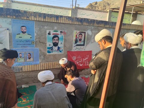 حضور طلاب مدرسه علمیه امام جعفر صادق(ع) زاهدان در مزار شهدای این شهرستان