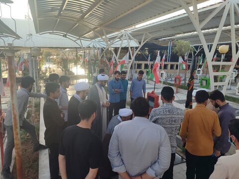 حضور طلاب مدرسه علمیه امام جعفر صادق(ع) زاهدان در مزار شهدای این شهرستان