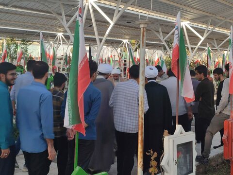 حضور طلاب مدرسه علمیه امام جعفر صادق(ع) زاهدان در مزار شهدای این شهرستان