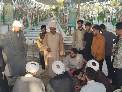 حضور طلاب مدرسه علمیه امام جعفر صادق(ع) زاهدان در مزار شهدای این شهرستان