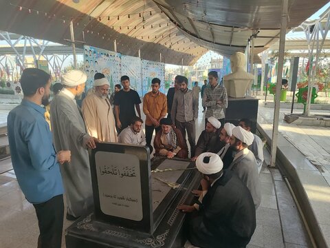 حضور طلاب مدرسه علمیه امام جعفر صادق(ع) زاهدان در مزار شهدای این شهرستان