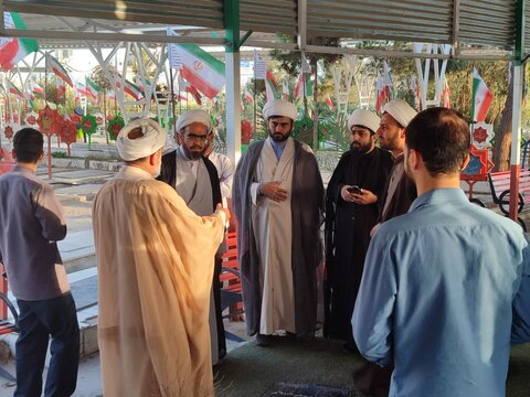 حضور طلاب مدرسه علمیه امام جعفر صادق(ع) زاهدان در مزار شهدای این شهرستان