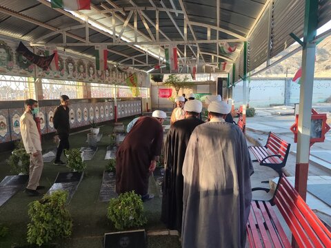 حضور طلاب مدرسه علمیه امام جعفر صادق(ع) زاهدان در مزار شهدای این شهرستان