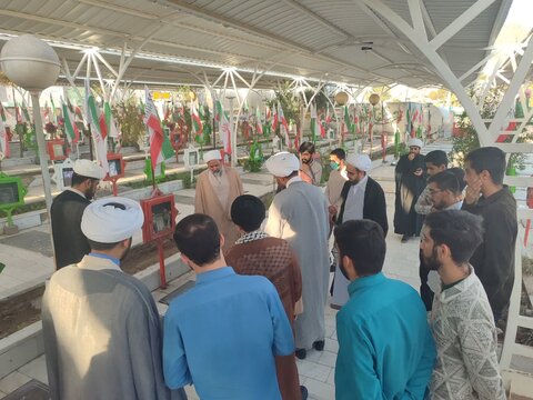 حضور طلاب مدرسه علمیه امام جعفر صادق(ع) زاهدان در مزار شهدای این شهرستان