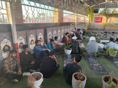 حضور طلاب مدرسه علمیه امام جعفر صادق(ع) زاهدان در مزار شهدای این شهرستان