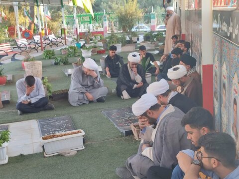 حضور طلاب مدرسه علمیه امام جعفر صادق(ع) زاهدان در مزار شهدای این شهرستان