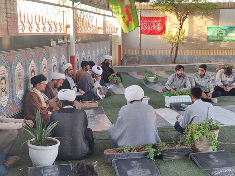 حضور طلاب مدرسه علمیه امام جعفر صادق(ع) زاهدان در مزار شهدای این شهرستان