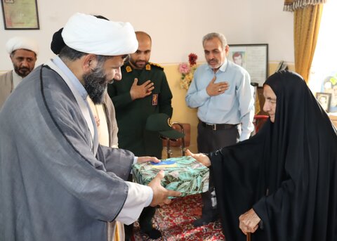 تصاویر/ دیدار ائمه جمعه با مادران شهدای روحانیت شهرستان دیر