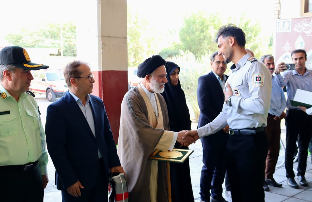 ایثارگری‌های آتش ‌نشانان در دفاع مقدس ستودنی است