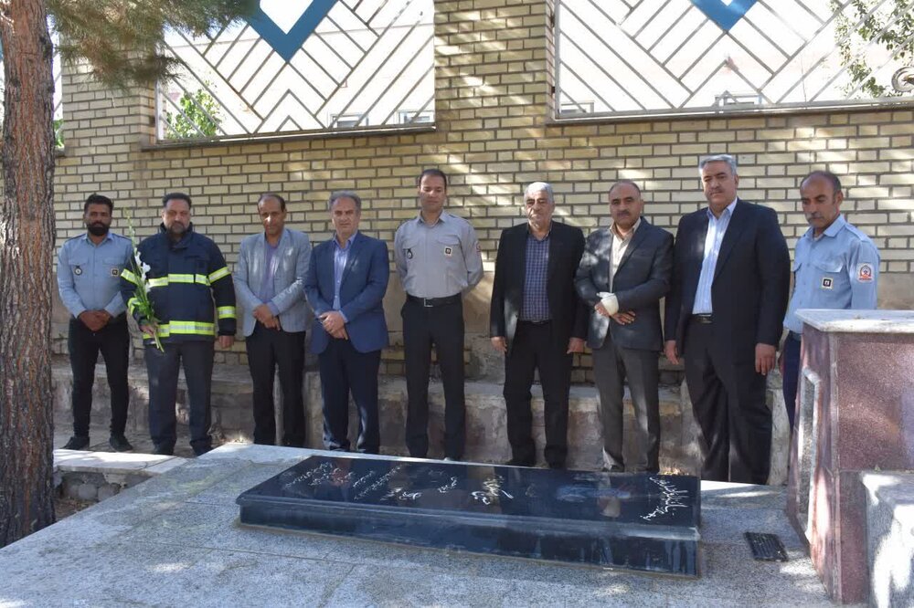 تجدید میثاق شهردار و مسئولین با شهدای نیاسر+عکس