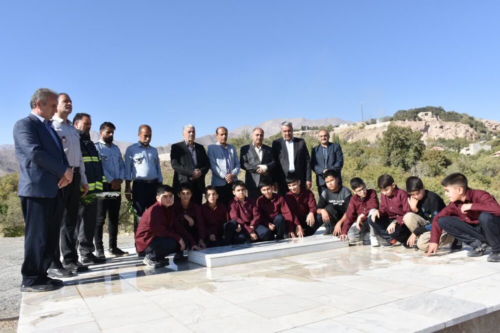 تجدید میثاق شهردار و مسئولین با شهدای نیاسر+عکس