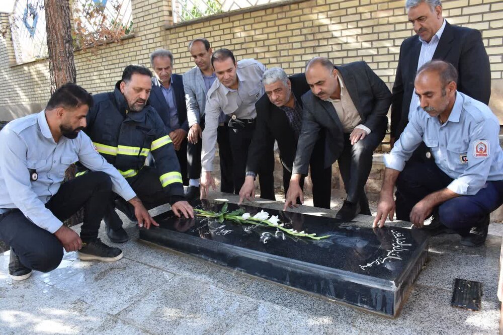 تجدید میثاق شهردار و مسئولین با شهدای نیاسر+عکس