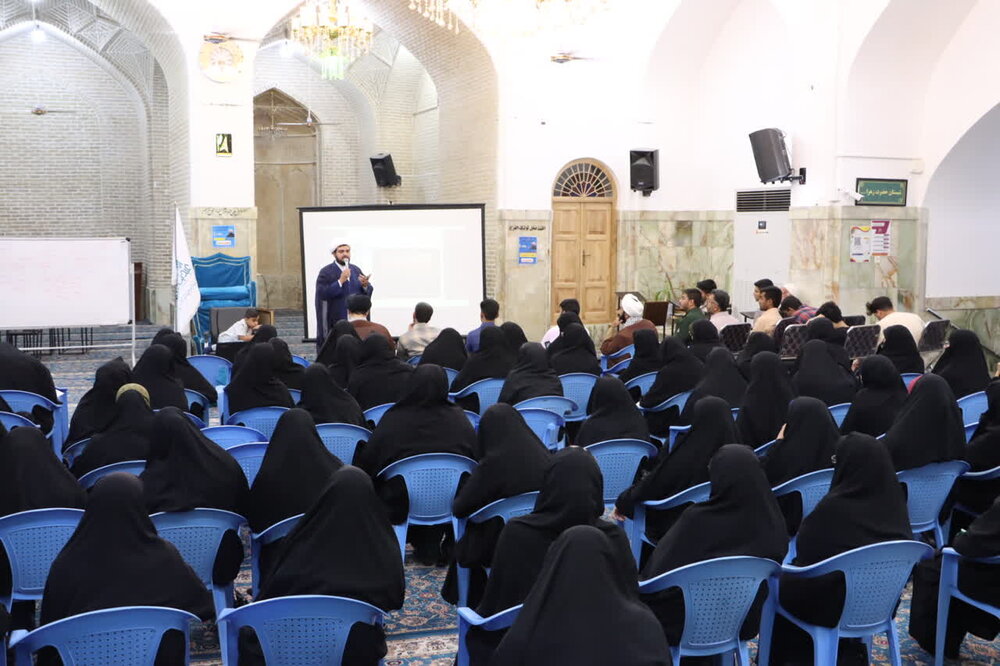 تصاویر/ حضور معنوی مسئولان در کارگاه «سفیران مهر و هدایت» در امامزاده عبدالله (ع) بافق