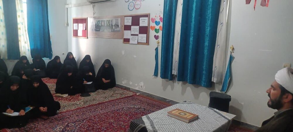 تصاویر/ نشست بصیرتی سیاسی در مدرسه علمیه کوثر قلعه‌گنج