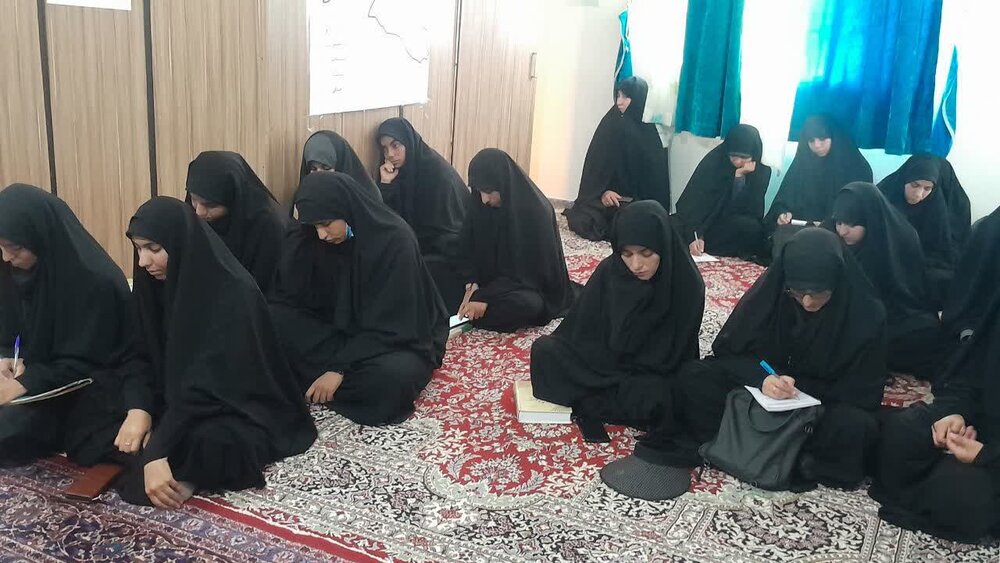 تصاویر/ نشست بصیرتی سیاسی در مدرسه علمیه کوثر قلعه‌گنج