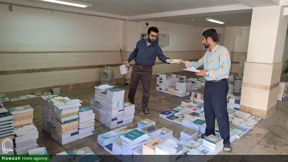 آغاز توزیع کتب درسی سال تحصیلی جدید در مدارس علمیه خواهران استان خوزستان
