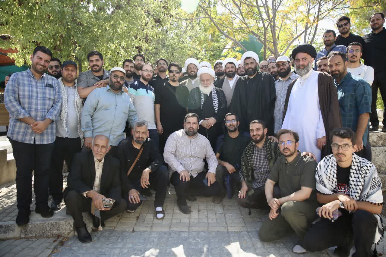 صور/ وفد حوزوي إيراني يزور عائلات شهداء "حزب الله" من رجال الدين في جنوب لبنان