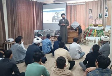 تصاویر/ مراسم سالگرد شهادت شهید سیدحسن نصرالله و بزرگداشت هفته دفاع مقدس در مدرسه علمیه خاتم الانبیاء (ص) سنندج