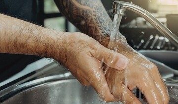 پرونده زیرِ پوست | آیا پوشاندن تاتو از نامحرم واجب است؟