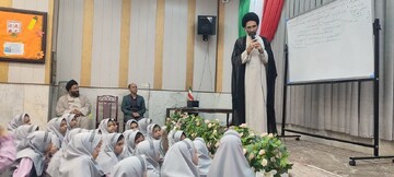 دانش آموزان دشمن را خوب بشناسند تا فریب دشمن را نخورند