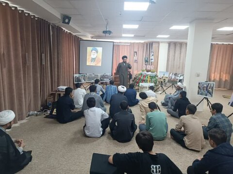 تصاویر/ مراسم سالگرد شهادت شهید سیدحسن نصرالله و دفاع مقدس در مدرسه علمیه خاتم الانبیاء (ص) سنندج