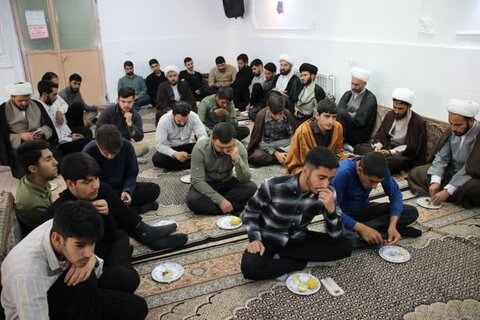 تصاویر/ مراسم بزرگداشت هفته دفاع مقدس در مدرسه علمیه امام صادق (ع) بیجار