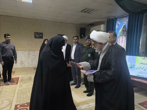 تصاویر/ بزرگداشت هفته دفاع مقدس و تجلیل از بسیجیان نمونه در مدرسه علمیه خواهران کنگان