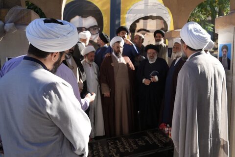 وفد حوزوي إيراني يزور عائلات شهداء "حزب الله" من رجال الدين في جنوب لبنان