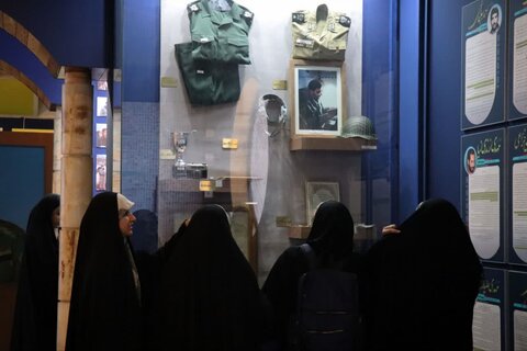 تصاویر/ بازدید طلاب مدرسه علمیه تخصصی فاطمیه کرمان از موزه دفاع مقدس