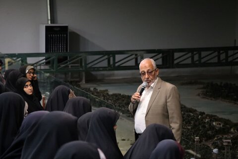 تصاویر/ بازدید طلاب مدرسه علمیه تخصصی فاطمیه کرمان از موزه دفاع مقدس