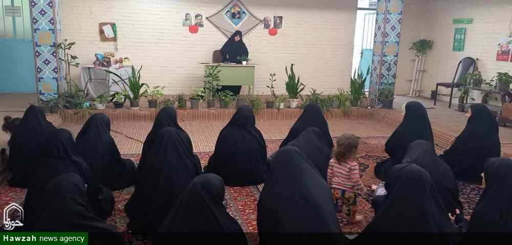 نشست ویژه هفته دفاع مقدس در حوزه علمیه نجمه خاتون (س) صفی‌آباد برگزار شد