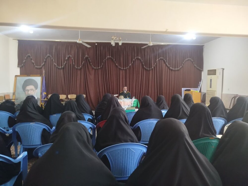 نشست بصیرتی سیاسی با حضور فرمانده سپاه شهرستان جیرفت در مدرسه علمیه الزهرا(س) شهرستان جیرفت