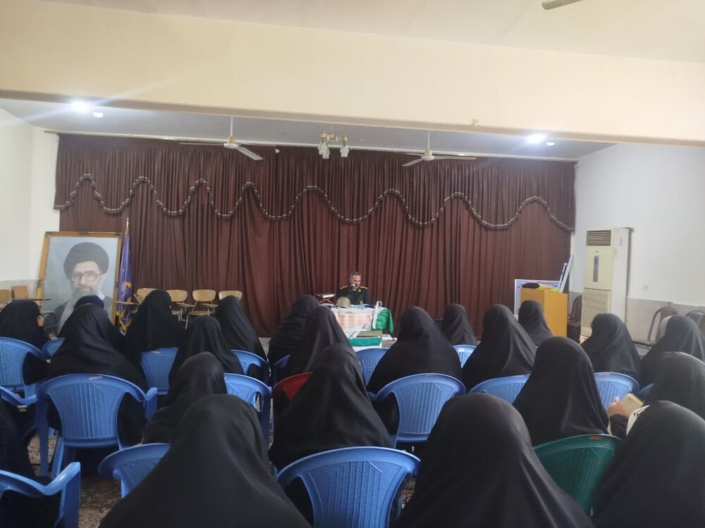 نشست بصیرتی سیاسی با حضور فرمانده سپاه شهرستان جیرفت در مدرسه علمیه الزهرا(س) شهرستان جیرفت