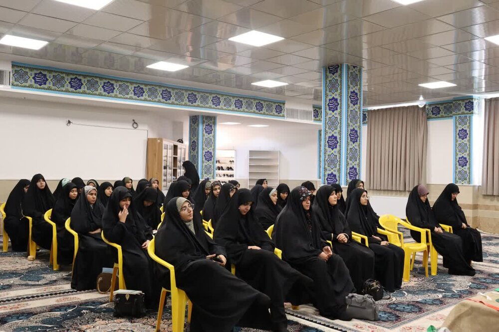 تصاویر/ نشست نقش مادران شهدا در شکل گیری هویت جهادی فرزندان در مدرسه علمیه نرجسیه سیرجان