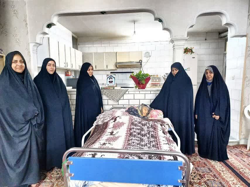 دیدار طلاب مدرسه علمیه فاطمه‌الزهرا(س)ساوه با خانواده شهید خاکباز