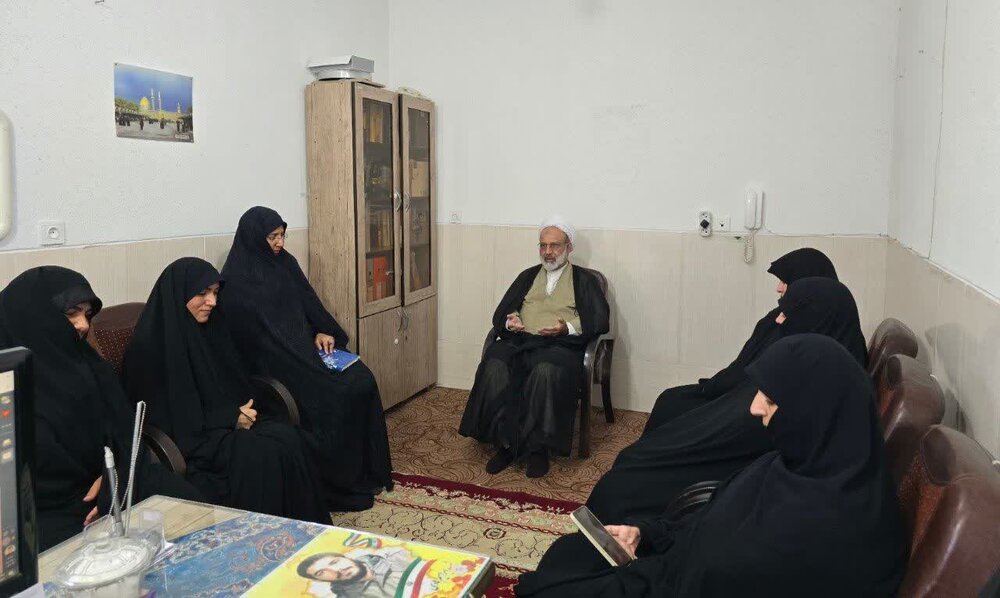 نشست هم‌اندیشی مدیر حوزه خواهران یزد با  کارکنان مدرسه ریحانه الرسول(س) یزد