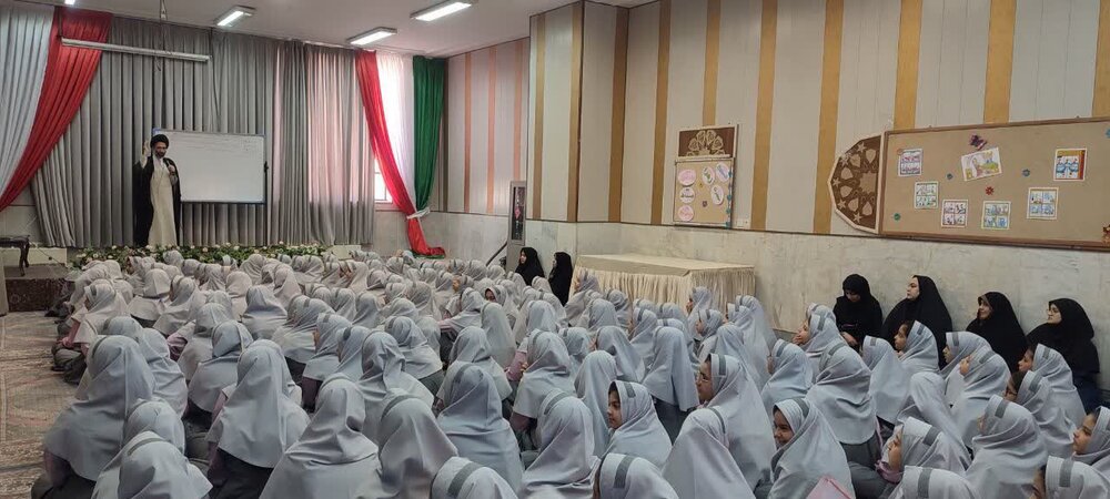 دانش آموزان دشمن را خوب بشناسند تا فریب دشمن را نخورند