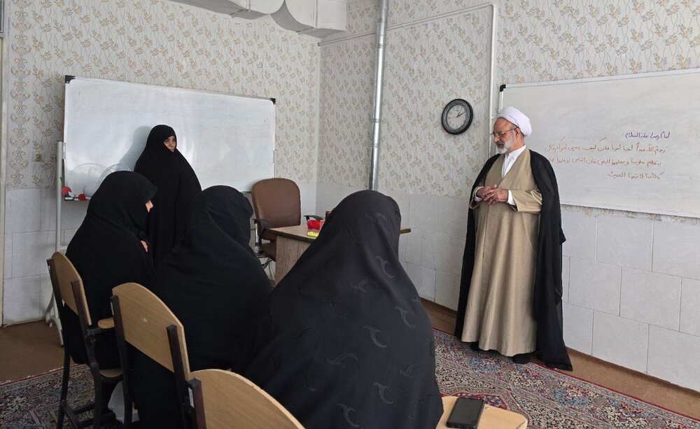 حضور مدیر حوزه علمیه خواهران یزد در مدرسه علمیه ریحانه‌الرسول (س) + عکس