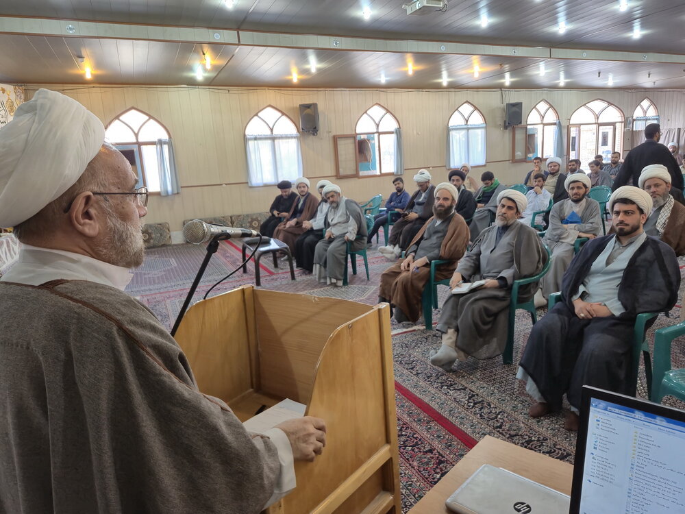 طلاب با هدف پاسخ‌گویی به نیازهای آینده جامعه وارد حوزه شوند