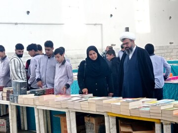 تصاویر/ بازدید میدانی امام جمعه الیگودرز از نمایشگاه کتاب شهرستان