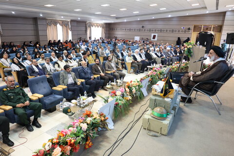 تصاویر/  آیین تجلیل و تکریم پیشکسوتان دفاع مقدس و مقاومت چهارمحال و بختیاری