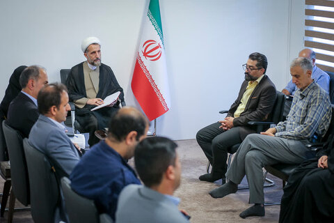 تصاویر / نشست صمیمی امام جمعه قز وین با جمعی از نخبگان استان قزوین